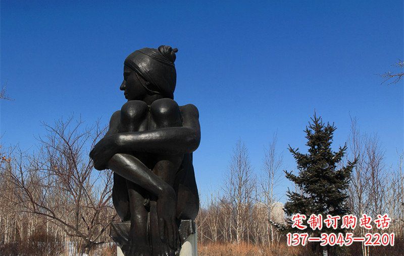 广西广场抱膝盖的女孩人物铜雕