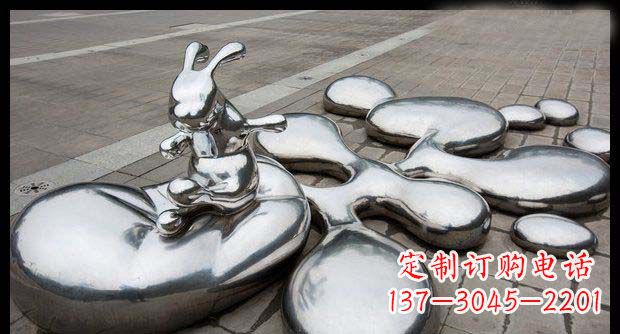 广西广场不锈钢抽象水珠上的兔子雕塑