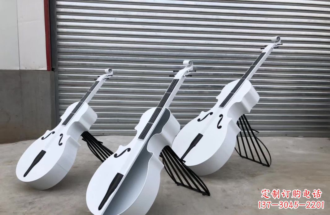 广西广场不锈钢大提琴雕塑1