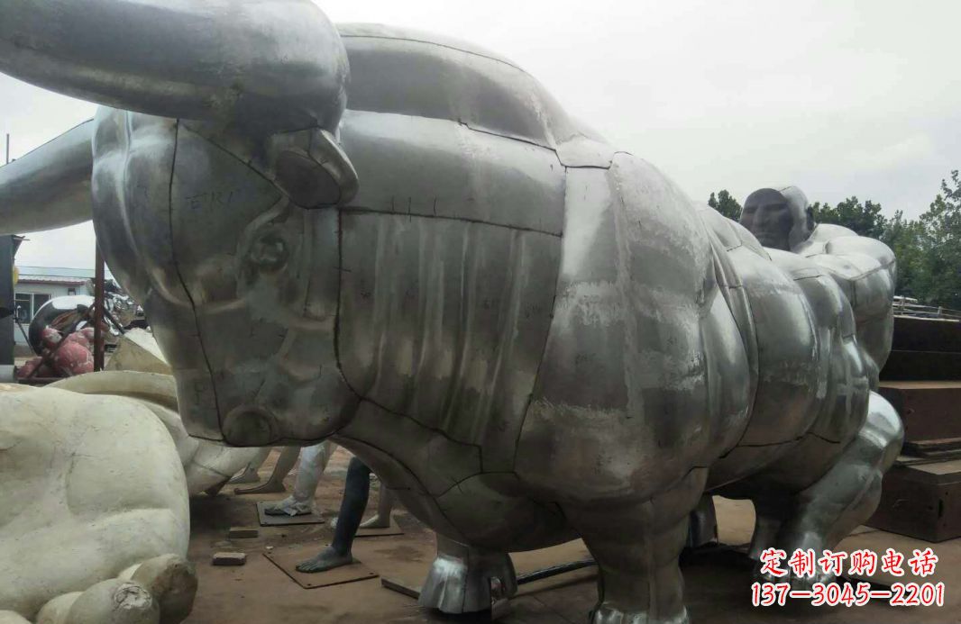 广西中领雕塑:复古拓荒牛不锈钢雕塑