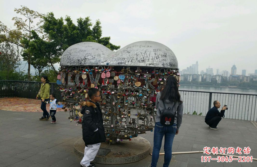 广西广场不锈钢英文字母镂空景观雕塑