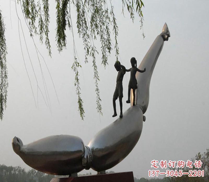 广西海豚情侣雕塑,精美绝伦,让爱沉醉于大海中
