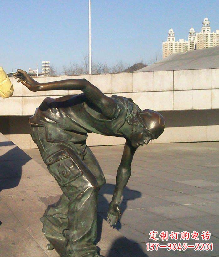 广西广场滑滑板的青年景观铜雕