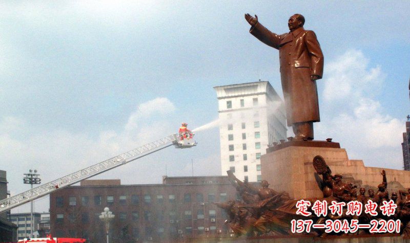 广西广场挥手的毛主席景观铜雕