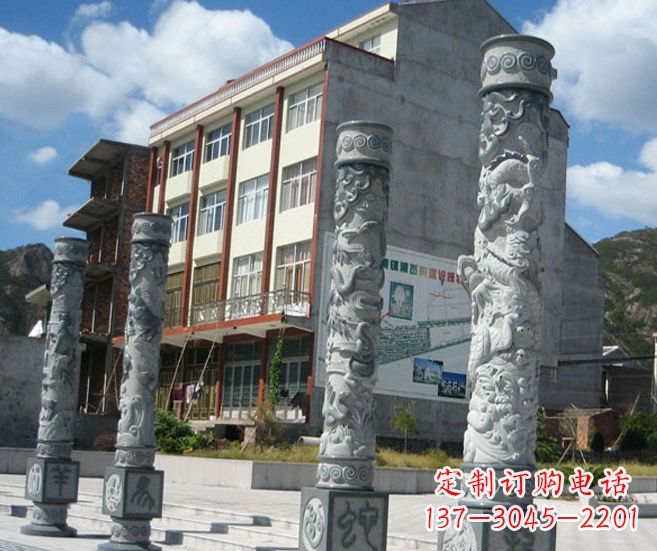 广西以龙柱为原型的十二生肖石雕