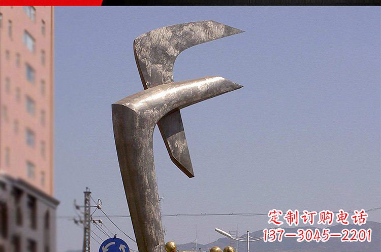广西风格多样的字母景观雕塑