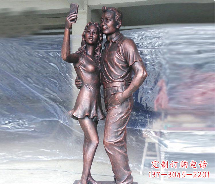 广西广场铜雕情侣拍照人物雕塑