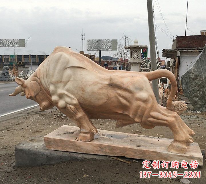 广西象征力量的广场晚霞红牛雕塑