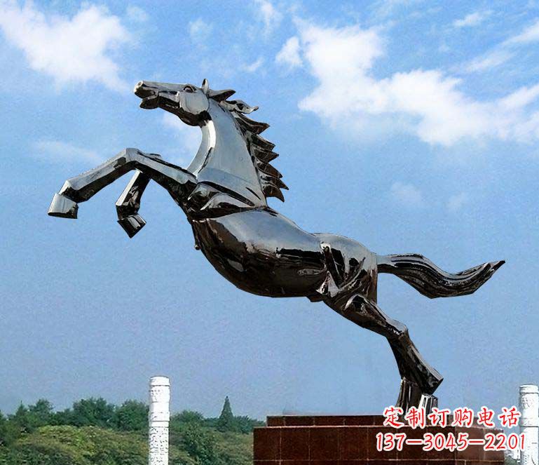 广西广场一往直前不锈钢奔马雕塑