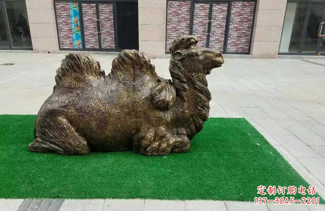 广西跪姿骆驼铜雕