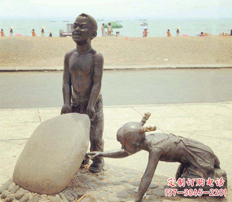 广西海边抬石头的小孩铜雕