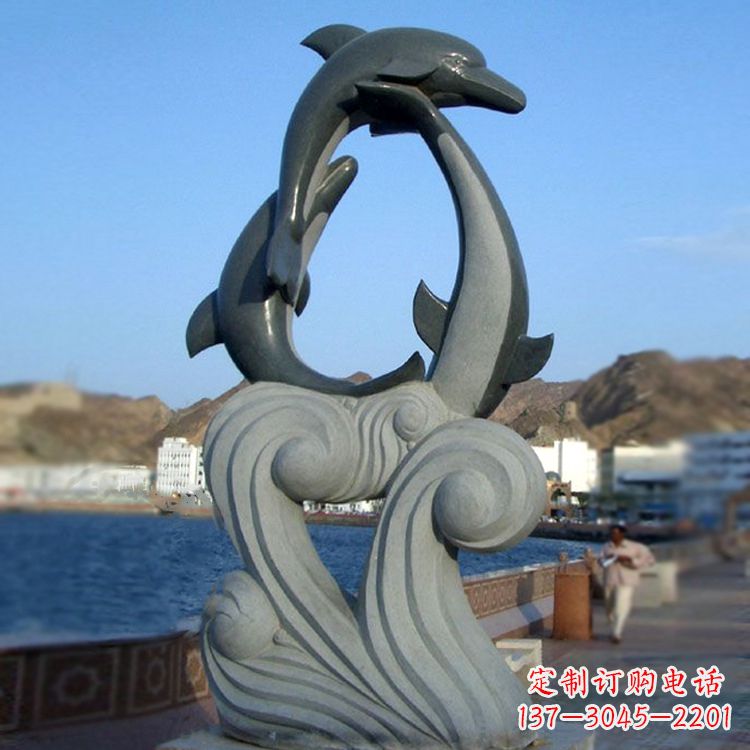 广西欣赏海豚石雕塑的美丽