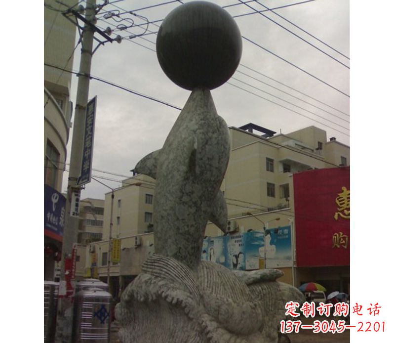 广西海豚戏球石雕