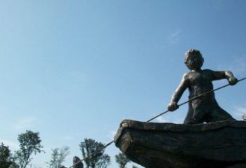 广西男孩撑船铜雕，营造童趣氛围