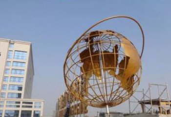 广西地球仪雕塑是一种雕刻艺术，它将地球仪的地…