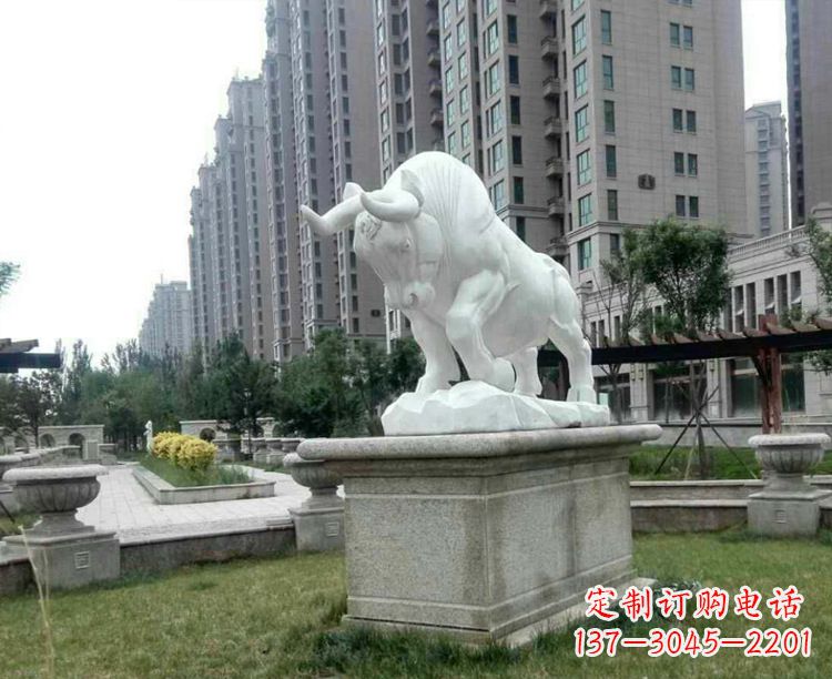 广西汉白玉开荒牛小区园林动物石雕