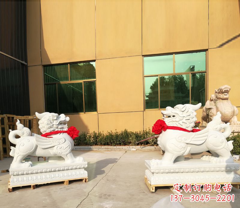 广西汉白玉立式貔貅门口招财石雕