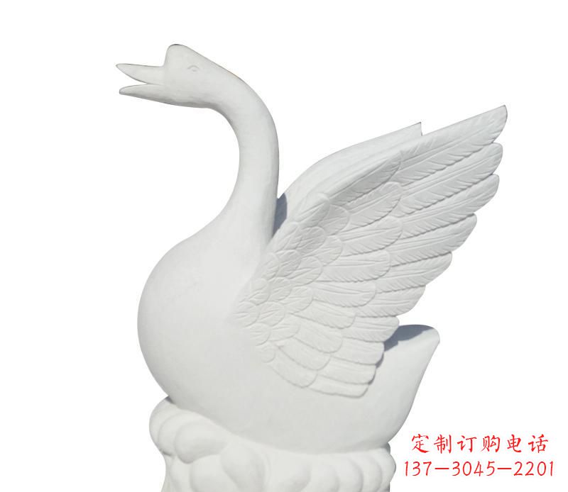 广西汉白玉雕刻的精美天鹅雕塑
