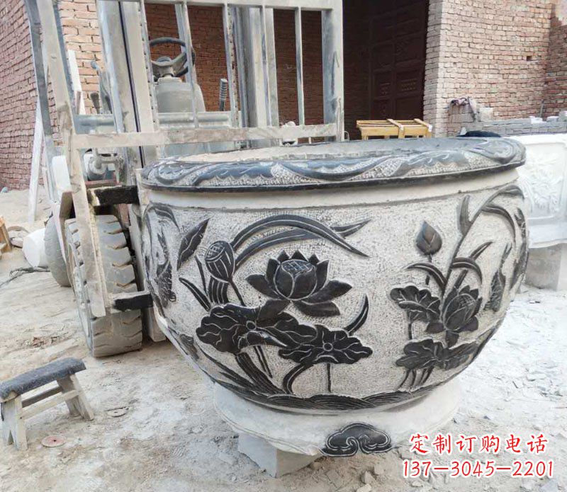 广西中领雕塑青石荷花水缸雕塑以其独特的设计、…