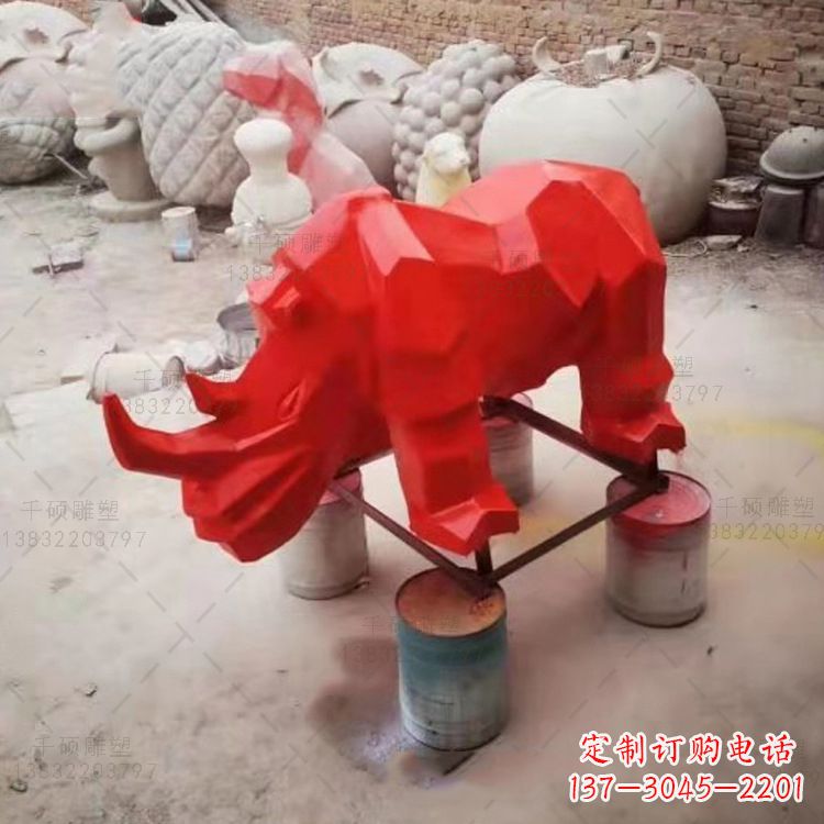 广西红色几何切面抽象犀牛雕塑