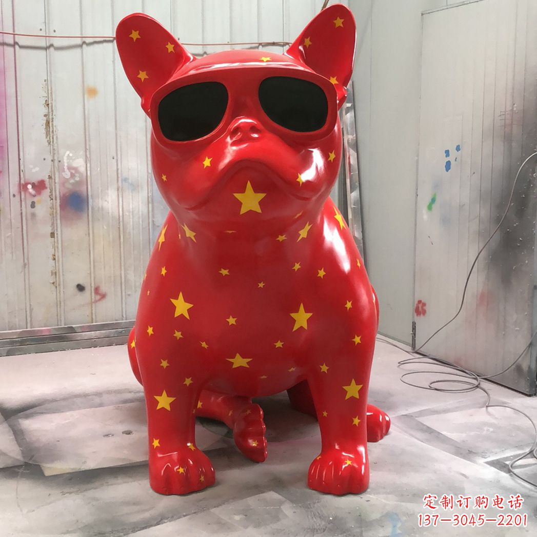 广西红色眼镜狗公仔玻璃钢生肖动物美陈摆件