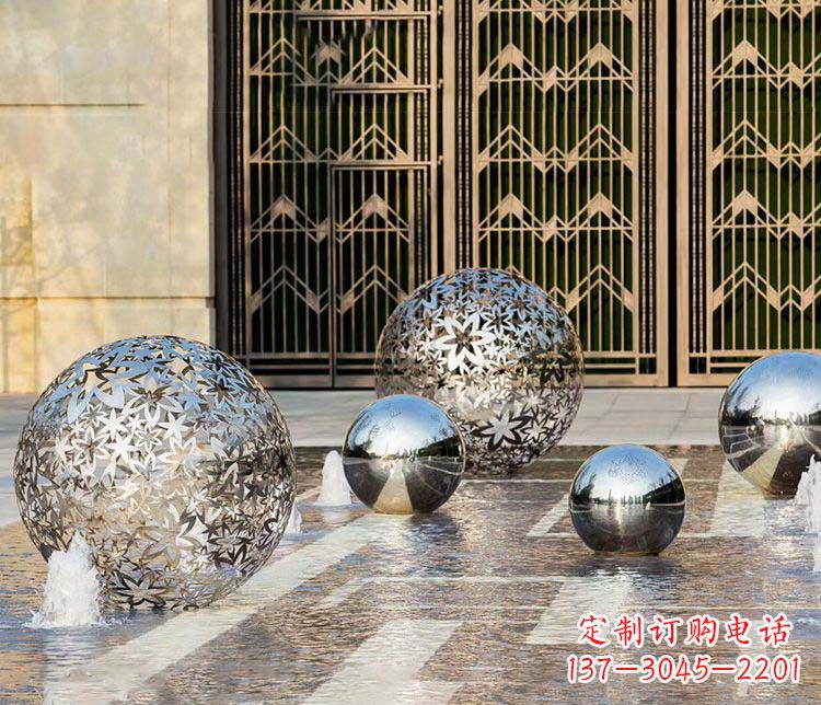 广西欣赏自然的美:不锈钢花形镂空球喷泉雕塑