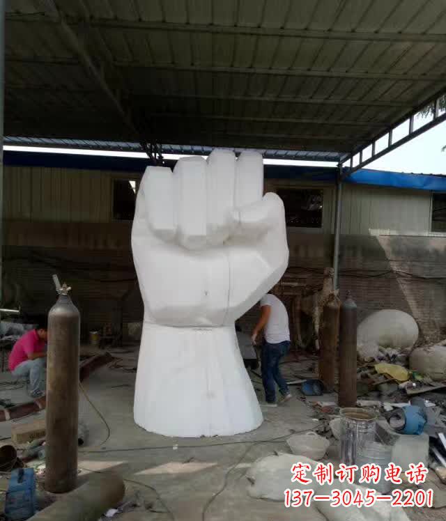 广西中领雕塑推出户外不锈钢拳头雕塑