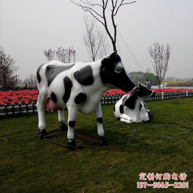 广西真实农场气息的户外仿真奶牛雕塑