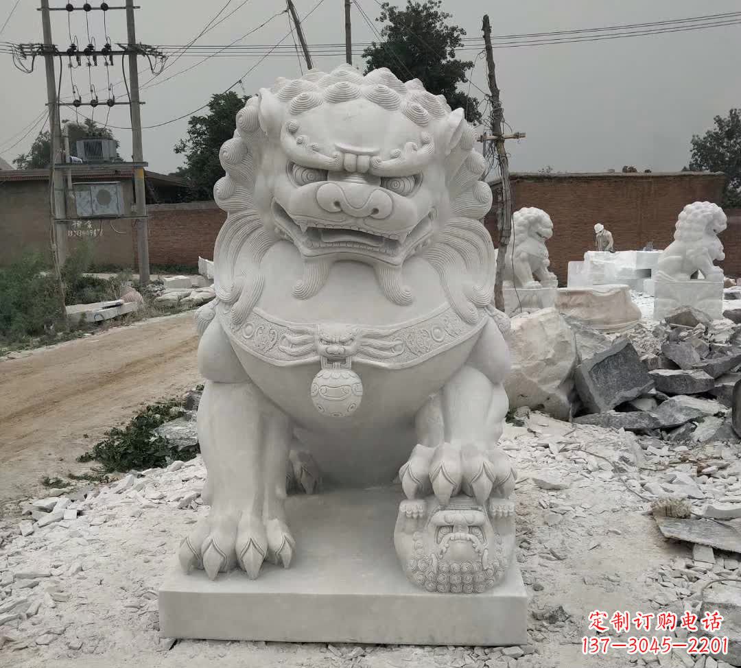广西户外狮子踩球石雕