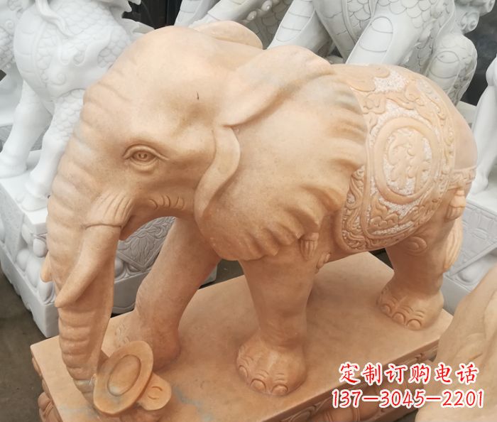 广西晚霞红门口石雕大象,美景祝福福气