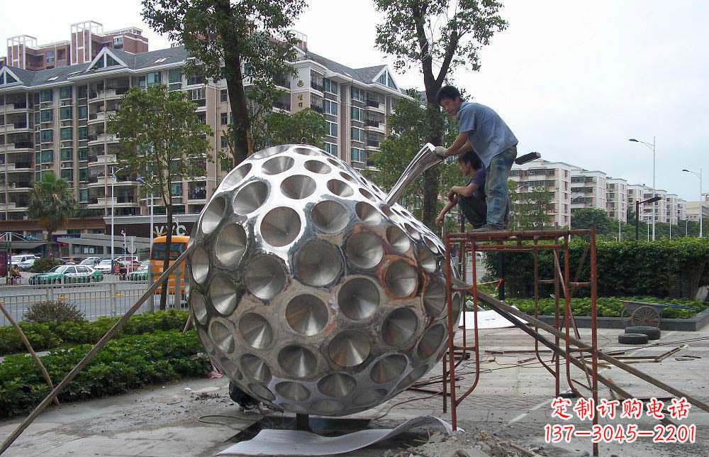 广西精心打造的街边苹果雕塑