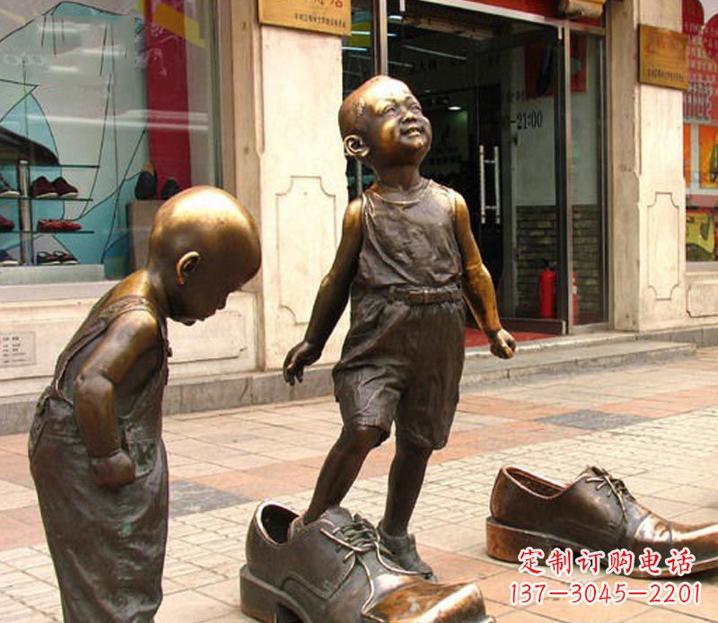 广西街边穿大鞋的小孩铜雕