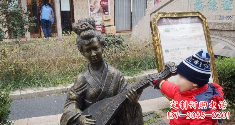 广西街边弹琵琶的古代美女雕塑