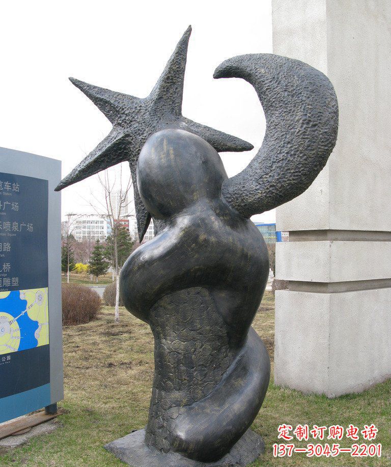 广西街边星星月亮景观铜雕是由中国领雕塑定制的…