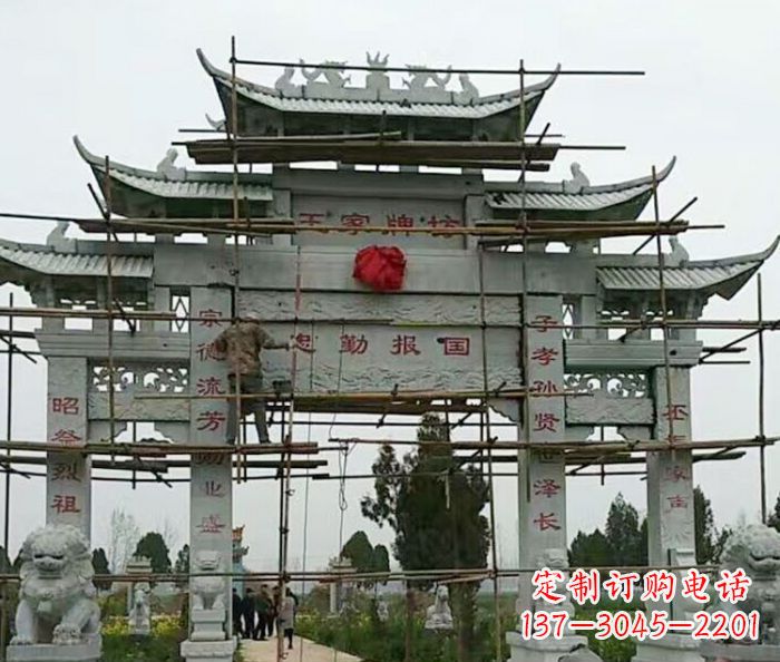 广西传承古艺三门牌坊石雕