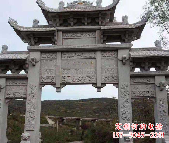 广西地标性的三门石雕牌坊