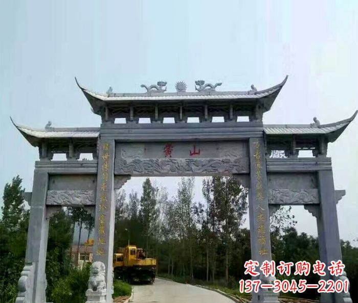 广西景区三门石雕牌楼,是一种典型的古典建筑风…