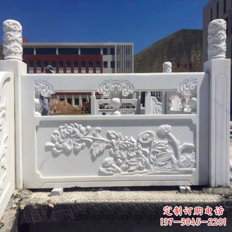 广西中领雕塑旗下的菊花石栏板雕塑,以其独特的…