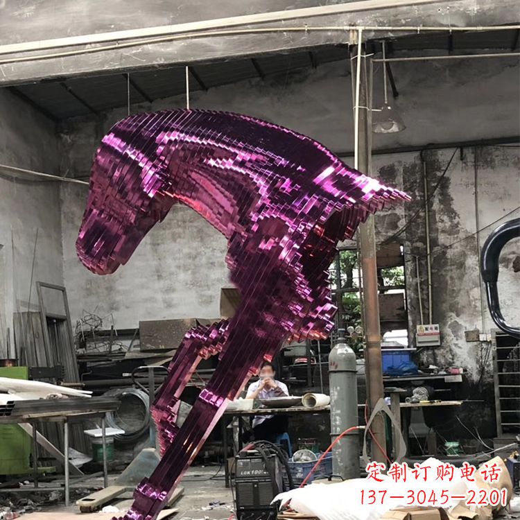 广西精心打造的不锈钢马头雕塑