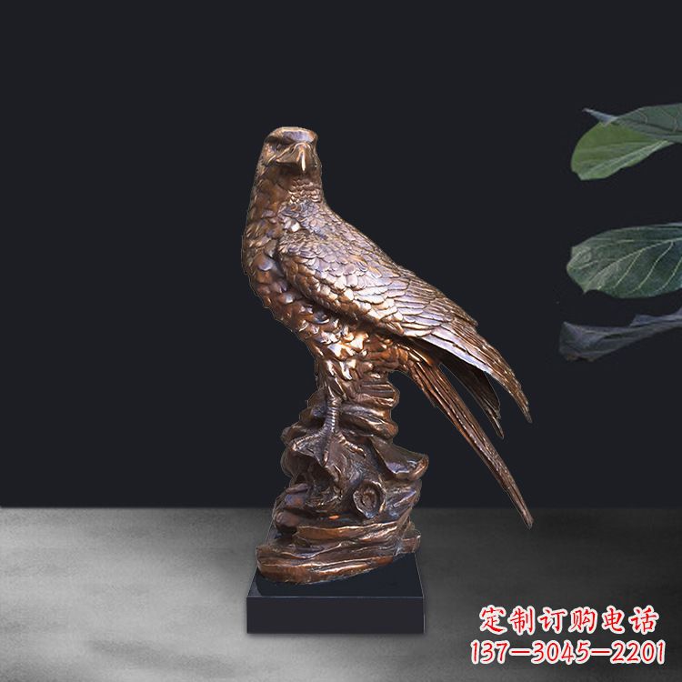 广西精美雕刻的老鹰雕塑摆件