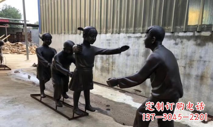广西华中领雕塑出品——老鹰捉小鸡铜雕
