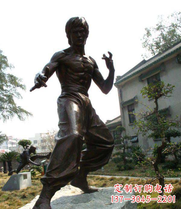 广西忠实再现李小龙公园名人铜雕