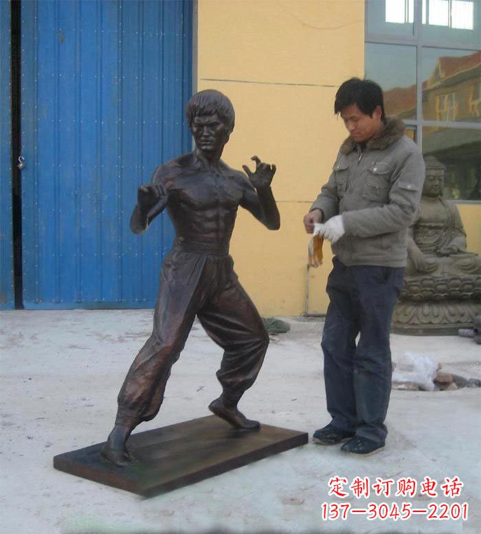 广西李小龙铜雕222
