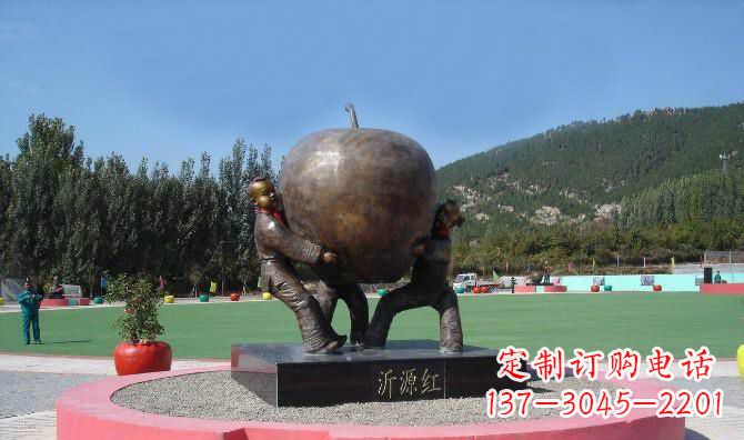广西苹果融入两岁小孩的生活——公园铜雕
