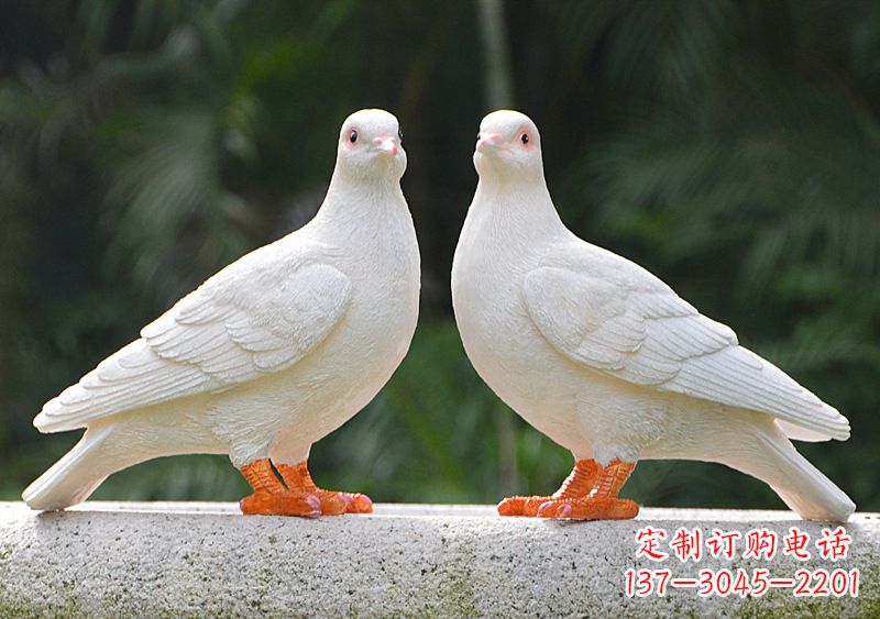 广西绿色雕塑人手上拖着一只和平鸽