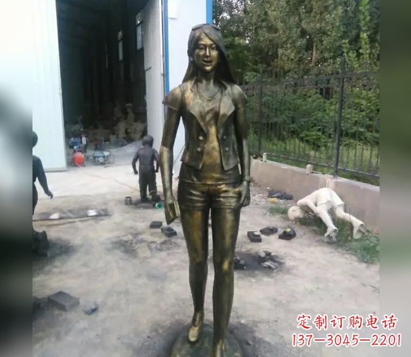广西深入人心的美女铜雕