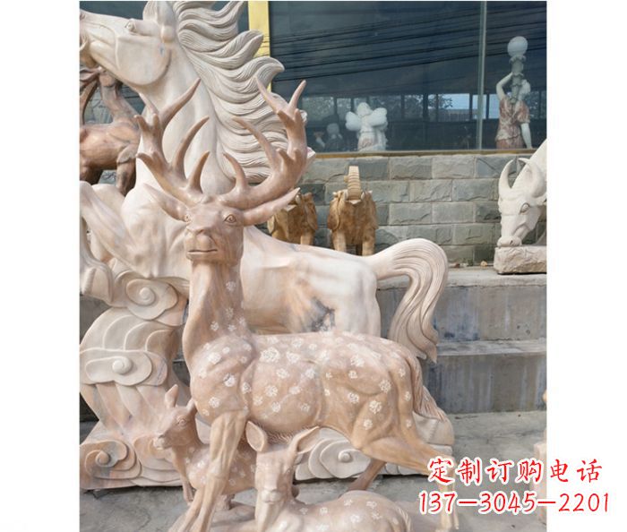 广西展现自然风采的梅花鹿石雕