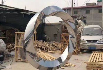 广西镜面不锈钢几何圆环雕塑，经典永恒之美