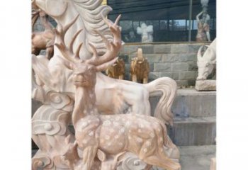 广西展现自然风采的梅花鹿石雕