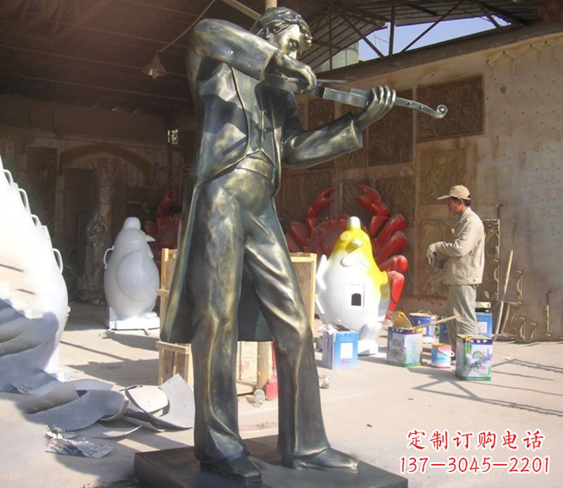 广西男人演奏小提琴铜雕